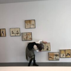 Een bezoek aan de opbouw van de solotentoonstelling “La pensée retrouvée” van Elfie Kristiana